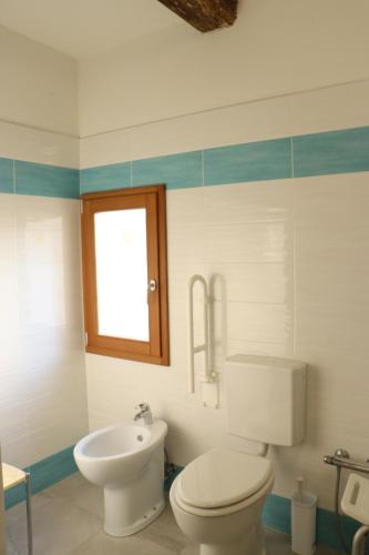 een badkamer met toilet en wastafel bij casa vacanze cedro in San Lazzaro di Savena