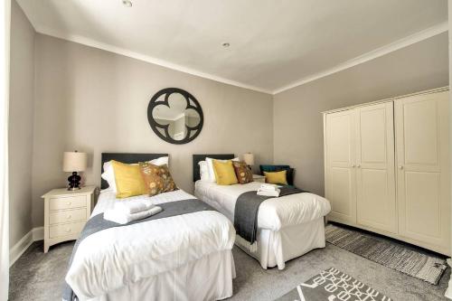 Una cama o camas en una habitación de GuestReady - Spacious and Beautiful 2BR Flat in Morningside