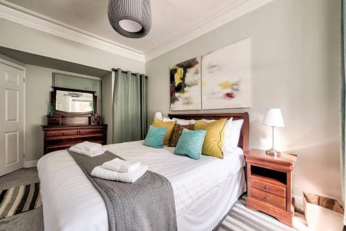 Una cama o camas en una habitación de GuestReady - Spacious and Beautiful 2BR Flat in Morningside