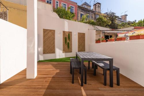 een tafel en twee banken op een patio bij GuestReady - Dazzling Apt with Private Terrace in Lissabon