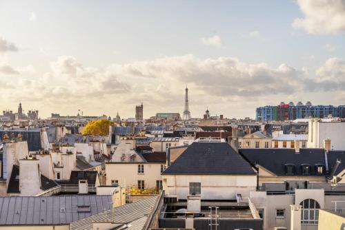 un paysage urbain d'une ville avec vue sur la tour Eiffel dans l'établissement GuestReady - Appartement Vintage dans Le Marais, à Paris