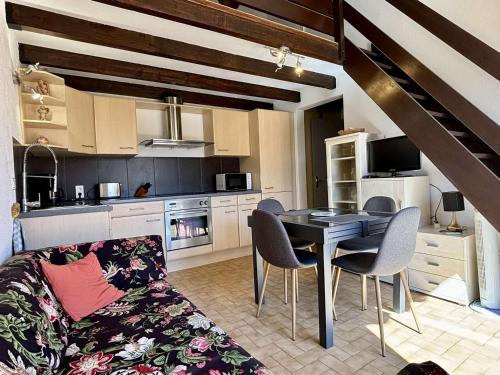 un salon avec une table et des chaises dans une cuisine dans l'établissement Maison de vacances 5 couchages avec cour privative et parking, proche mer, animaux acceptés - FR-1-225-104, à Argelès-sur-Mer