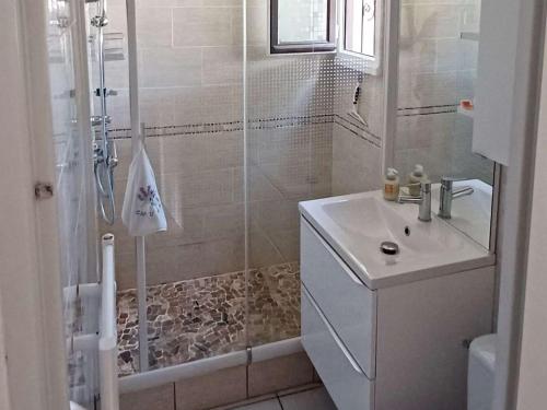 une salle de bain blanche avec un lavabo et une douche dans l'établissement Appartement T2 climatisé avec mezzanine, piscine et parking, proche plage - Agde - FR-1-607-119, au Cap d'Agde
