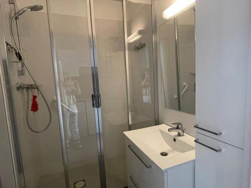 une salle de bain avec douche et lavabo dans l'établissement Appartement Familial 2 Ch. à 50m de la Plage avec Parking, La Grande Motte - FR-1-790-18, à La Grande Motte