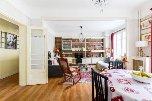 une cuisine et un salon avec une table et des chaises dans l'établissement GuestReady - Bel Apt à 5 minutes de Chinatown, à Paris