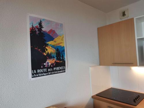 une affiche accrochée au mur d'une cuisine dans l'établissement Studio cosy avec terrasse, parking couvert, piscine, salle de fitness, proche pistes - Accepte animaux - FR-1-404-253, à La Mongie
