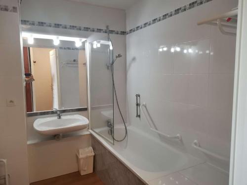une salle de bain blanche avec un lavabo et une douche dans l'établissement Studio cosy avec terrasse, parking couvert, piscine, salle de fitness, proche pistes - Accepte animaux - FR-1-404-253, à La Mongie