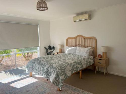 a bedroom with a bed and a window at Ela meine 'Come stay' in Port Moonta