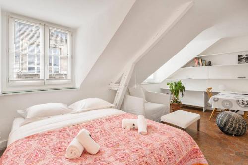 une chambre avec un lit avec deux serviettes dessus dans l'établissement GuestReady - Confort et charme au cœur de Paris, à Paris
