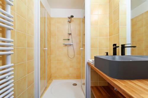 une salle de bain avec un lavabo et une douche dans l'établissement GuestReady - Spacious apartment in the heart of the Marais, à Paris