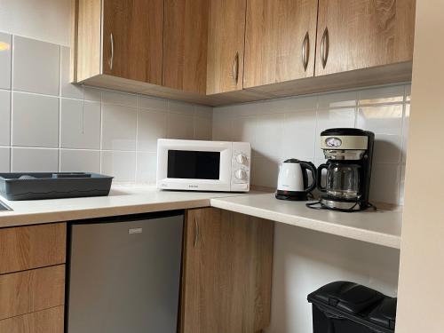 a kitchen with a microwave and a coffee maker on a counter at Villa Brzozowy Gaj in Karpacz