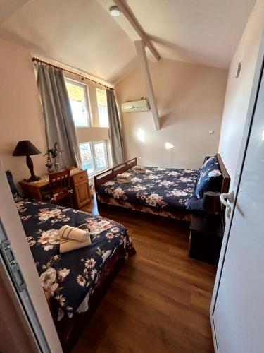 Легло или легла в стая в Къща за гости Трапезица с безплатен паркинг двор и веранди