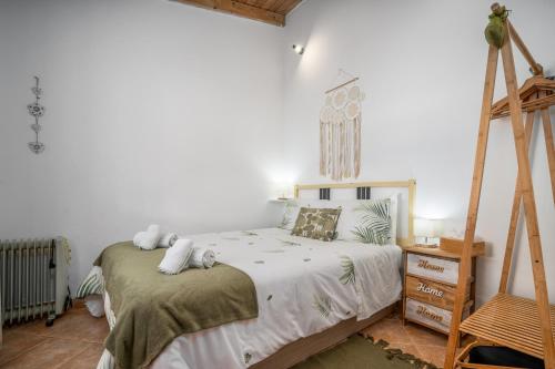 Schlafzimmer mit einem Bett mit weißer Bettwäsche in der Unterkunft Casa O Cantinho Algarvio in Odeceixe