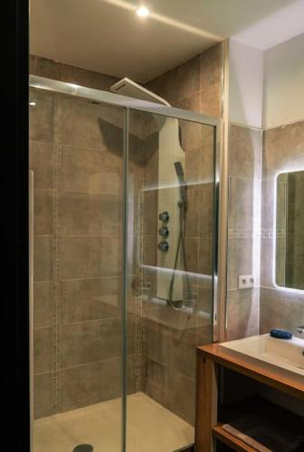 une salle de bain avec douche et lavabo dans l'établissement CORTO 4 pers Cœur Vieille Ville Parking, à Boulogne-sur-Mer