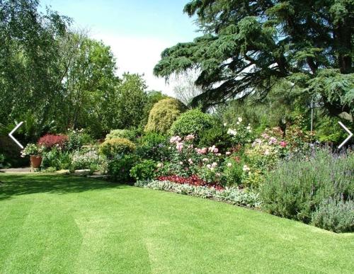 En have udenfor Bedford Way cottages