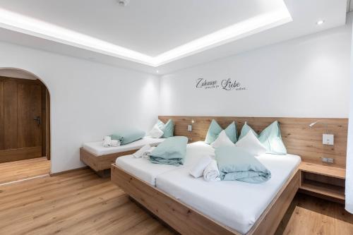 Postel nebo postele na pokoji v ubytování keyone rooms Gerlos