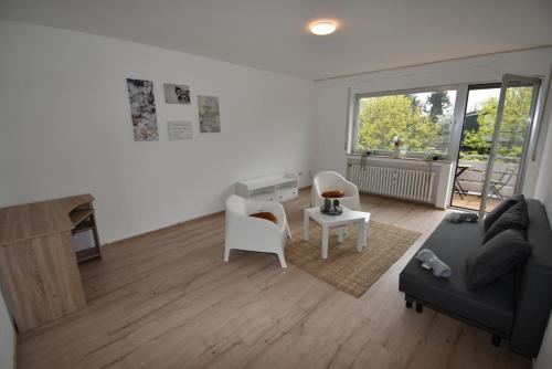 a living room with a couch and a table and chairs at Ferienoase Köln- Frechen 3 Zimmer 70qm in Frechen