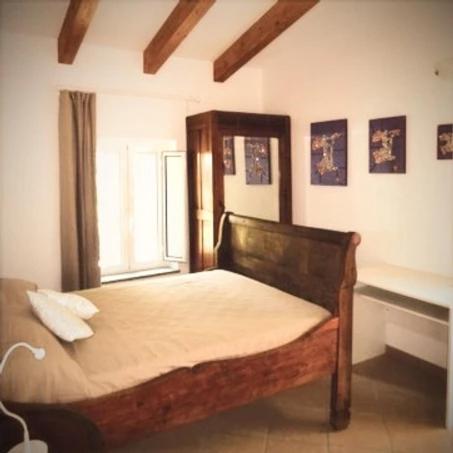 a bedroom with a bed in a room with a window at Finale Ligure Gorra Rooms Rosa di Mare vicino al mare lontano dal caos! in Borgio Verezzi