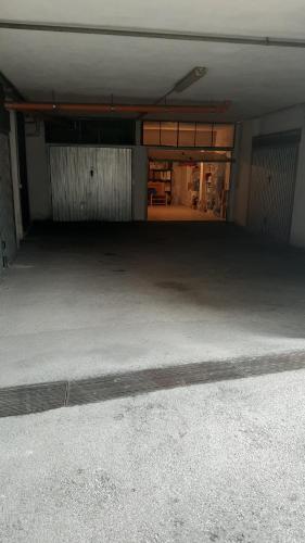 ein leerer Parkplatz mit großer Garage in der Unterkunft La terrazza dei Borboni in San Nicola La Strada