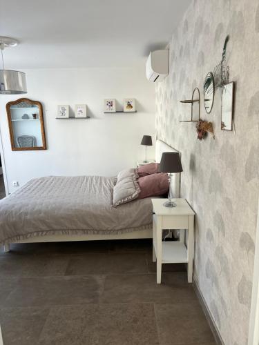 une chambre avec un lit et une table de chevet dans l'établissement Maison avec 2 couchages piscine privative, à Ajaccio