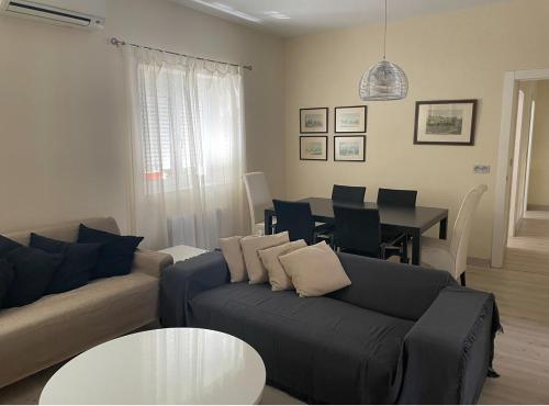 a living room with a couch and a table at Granada centro, amplio, wifi y A/C in Granada