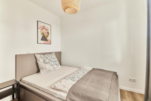 - une petite chambre avec un lit dans l'établissement Elegantes 1 Zimmer Apartment Neubau, à Mannheim