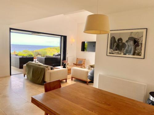 un soggiorno con vista sull'oceano di Magnifique villa vue mer a Sainte-Maxime