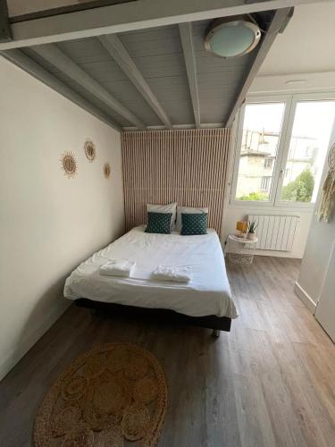 une chambre avec un grand lit dans une pièce dans l'établissement Studios dans l'hyper centre Bordeaux, à Bordeaux