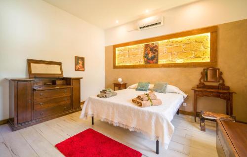 een slaapkamer met een bed, een dressoir en een raam bij Pet Friendly Home In Palermo With Kitchen in Palermo
