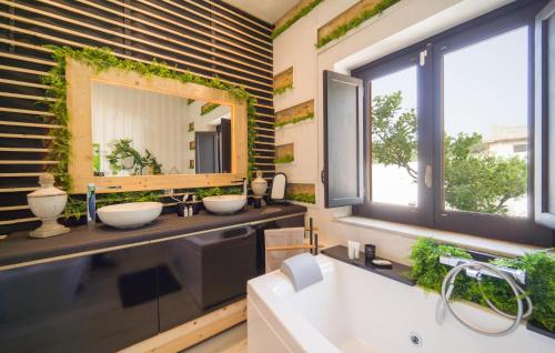 Baño con 2 lavabos y espejo en Pet Friendly Home In Palermo With Kitchen, en Palermo