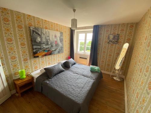 1 dormitorio con cama y ventana en Hôtel Le Cerizay, en Cerizay