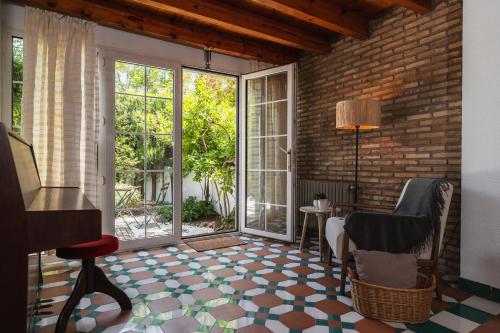 Cármenes de la Muralla - Free parking