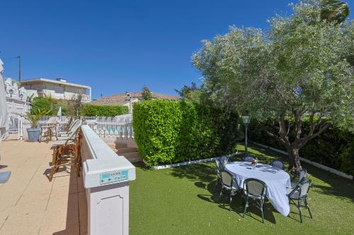 Hotel & Restaurant Perla Rivieraにある庭