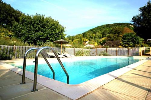 - une piscine avec deux rails métalliques dans la cour dans l'établissement Gites La Palombière La Muzardie, à Bézenac
