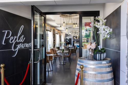 Hotel & Restaurant Perla Rivieraにあるレストランまたは飲食店