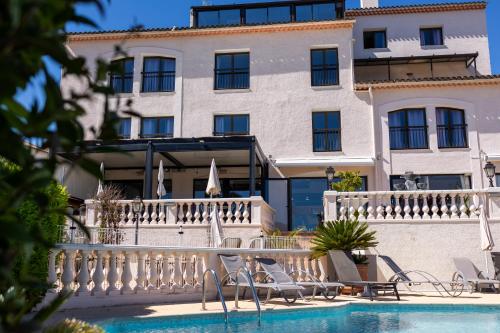 Hotel & Restaurant Perla Rivieraの敷地内または近くにあるプール