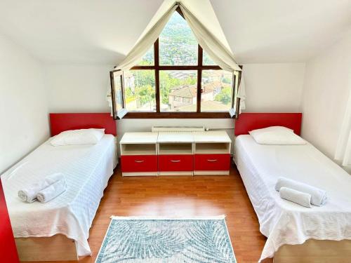 Dos camas en una habitación pequeña con ventana. en Sapanca Albar Konaklama, en Sapanca