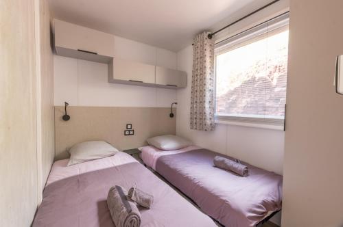 Postel nebo postele na pokoji v ubytování Camping le Mas de Riri