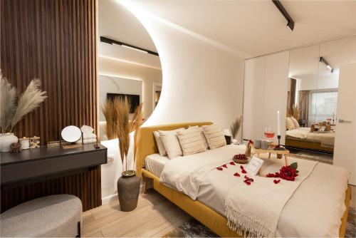 ein Schlafzimmer mit einem Bett mit Blumen darauf in der Unterkunft Fountain Bloom in Bukarest