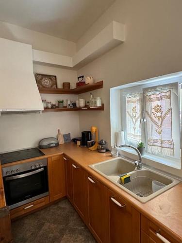 Kuchyň nebo kuchyňský kout v ubytování Alechimmo Authentic Corfiot Style House - 2 Bedrooms - Split Level