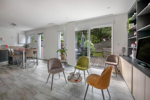 - un salon avec des chaises et une salle à manger dans l'établissement Maison pour 4 avec jardin à 1km de la plage, à La Baule