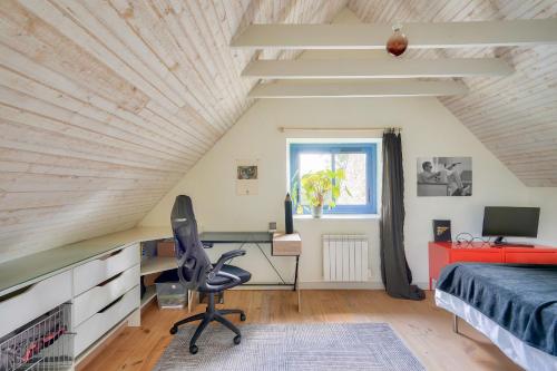 une chambre avec un lit et un bureau dans une pièce dans l'établissement Maison coup de coeur pour 6, pays Bigouden, à Combrit