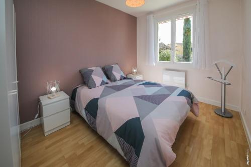 une chambre avec un lit et une fenêtre dans l'établissement JOLIE MAISON - CALME - JARDIN - GAILLAC, à Gaillac