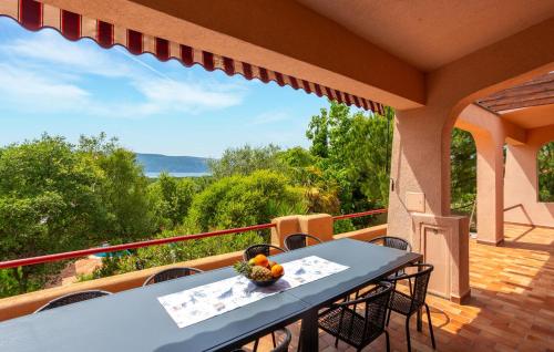 ein Tisch und Stühle auf einem Balkon mit Aussicht in der Unterkunft 5 Bedroom Nice Home In Pinezici in Pinezici