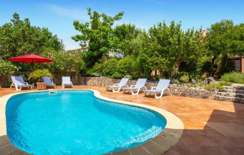 ein Swimmingpool mit Liegestühlen und Sonnenschirm in der Unterkunft 5 Bedroom Nice Home In Pinezici in Pinezici