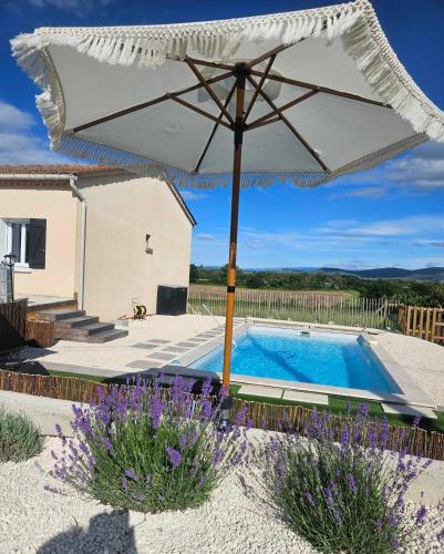 - un parasol blanc à côté de la piscine dans l'établissement Villa de l'Agave - Avec piscine, 30min d'Alès, à Saint-Jean-de-Maruéjols-et-Avéjan