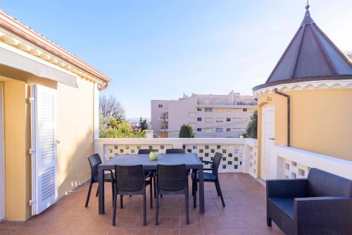 un patio avec une table et des chaises sur un balcon dans l'établissement Appartement cosy Hyeres centre, à Hyères