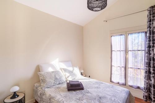 une chambre avec un lit et une fenêtre dans l'établissement Appartement cosy Hyeres centre, à Hyères