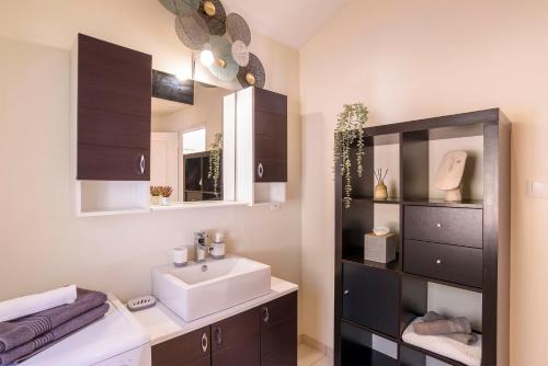 une salle de bain avec un lavabo et un miroir dans l'établissement Appartement cosy Hyeres centre, à Hyères