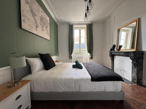 - une chambre avec un grand lit et une cheminée dans l'établissement Sherlock Holmes - 4 pers - Rêve au Mans, au Mans